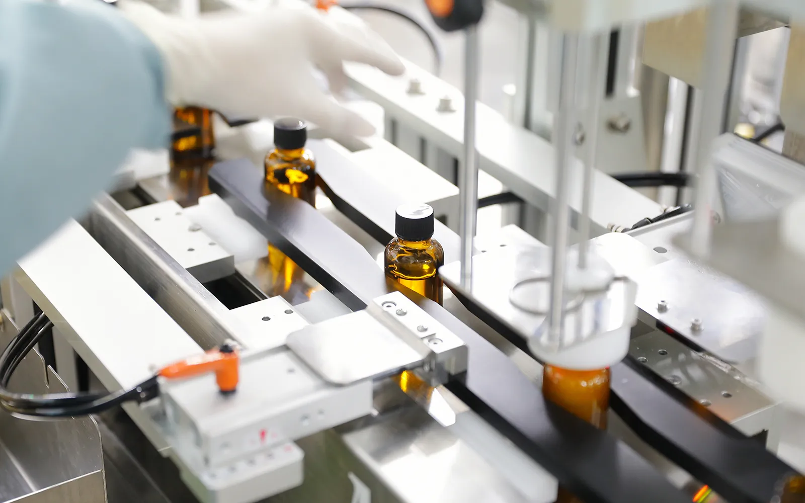 キャップ装着：打栓、スクリューキャップ、カシメキャップの嵌合