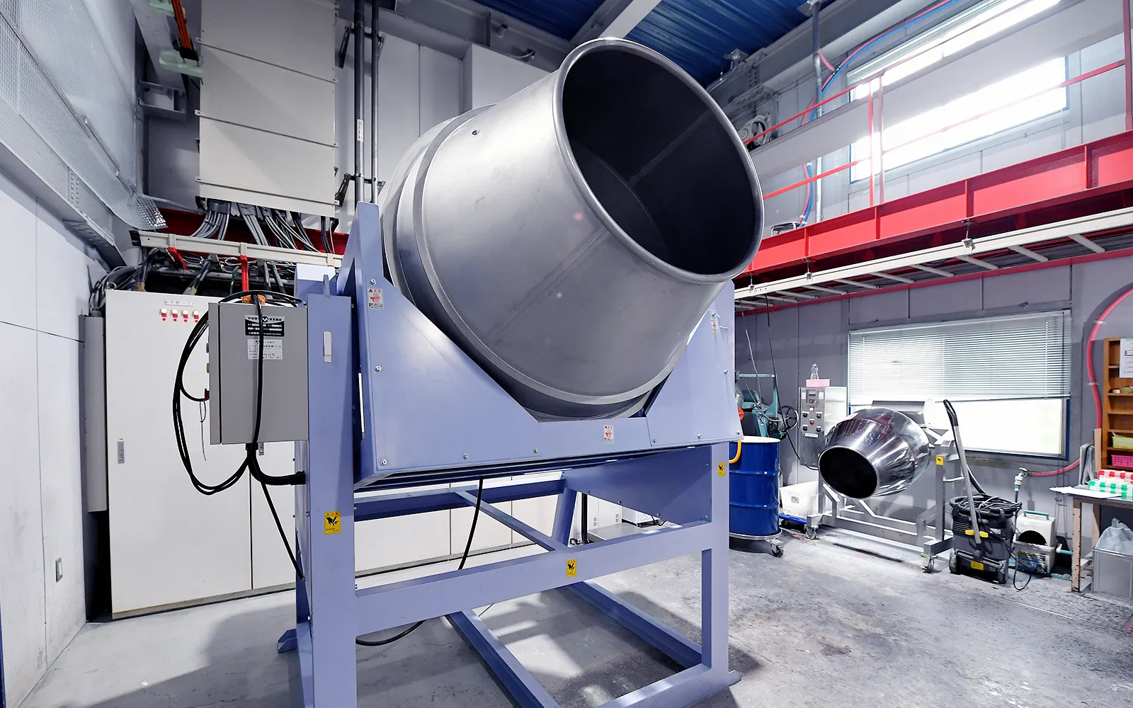 調合：香料・成分を正確に混合