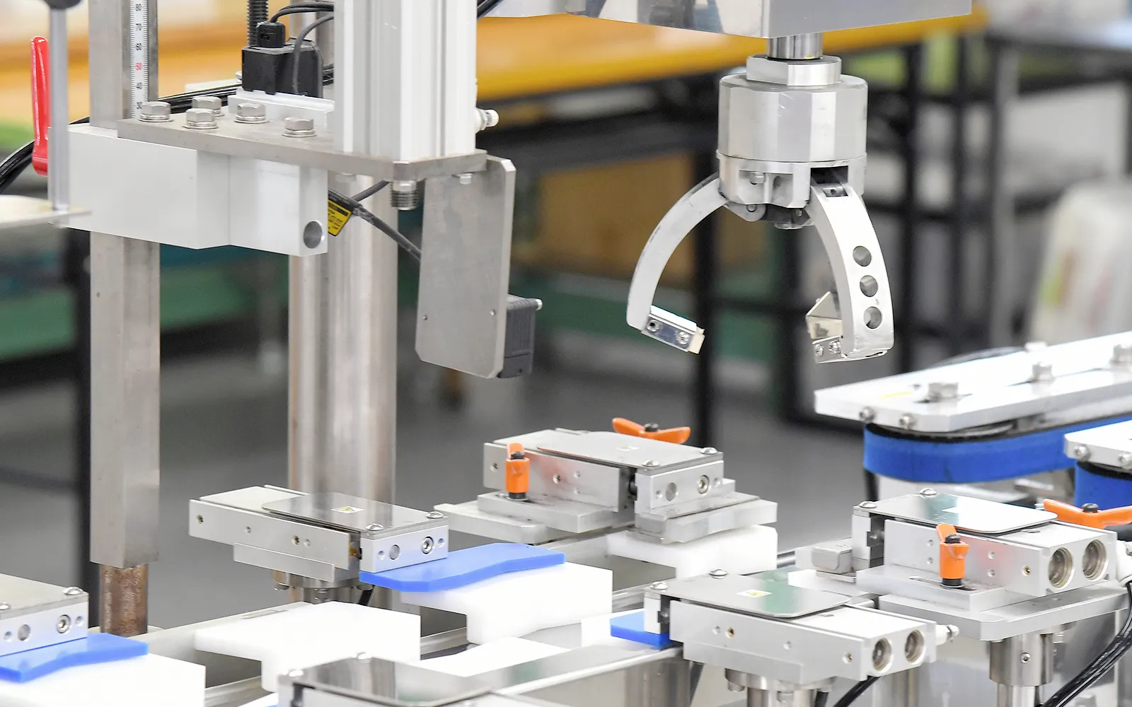 1台でエアー洗浄・充填・中栓装着・キャッピング・底面ロット印字・ラベリング