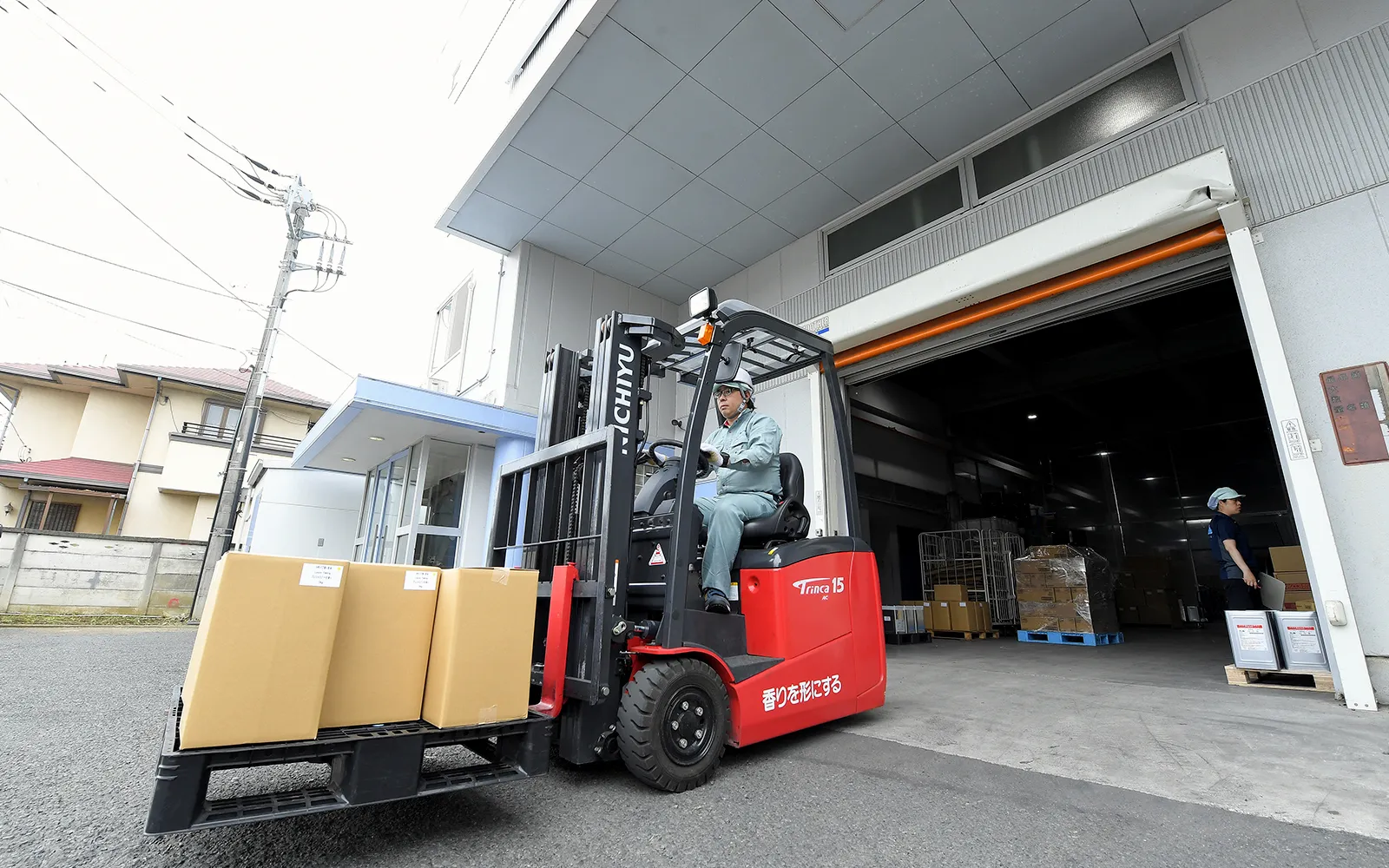 輸送段ボールへ丁寧に梱包 配送準備